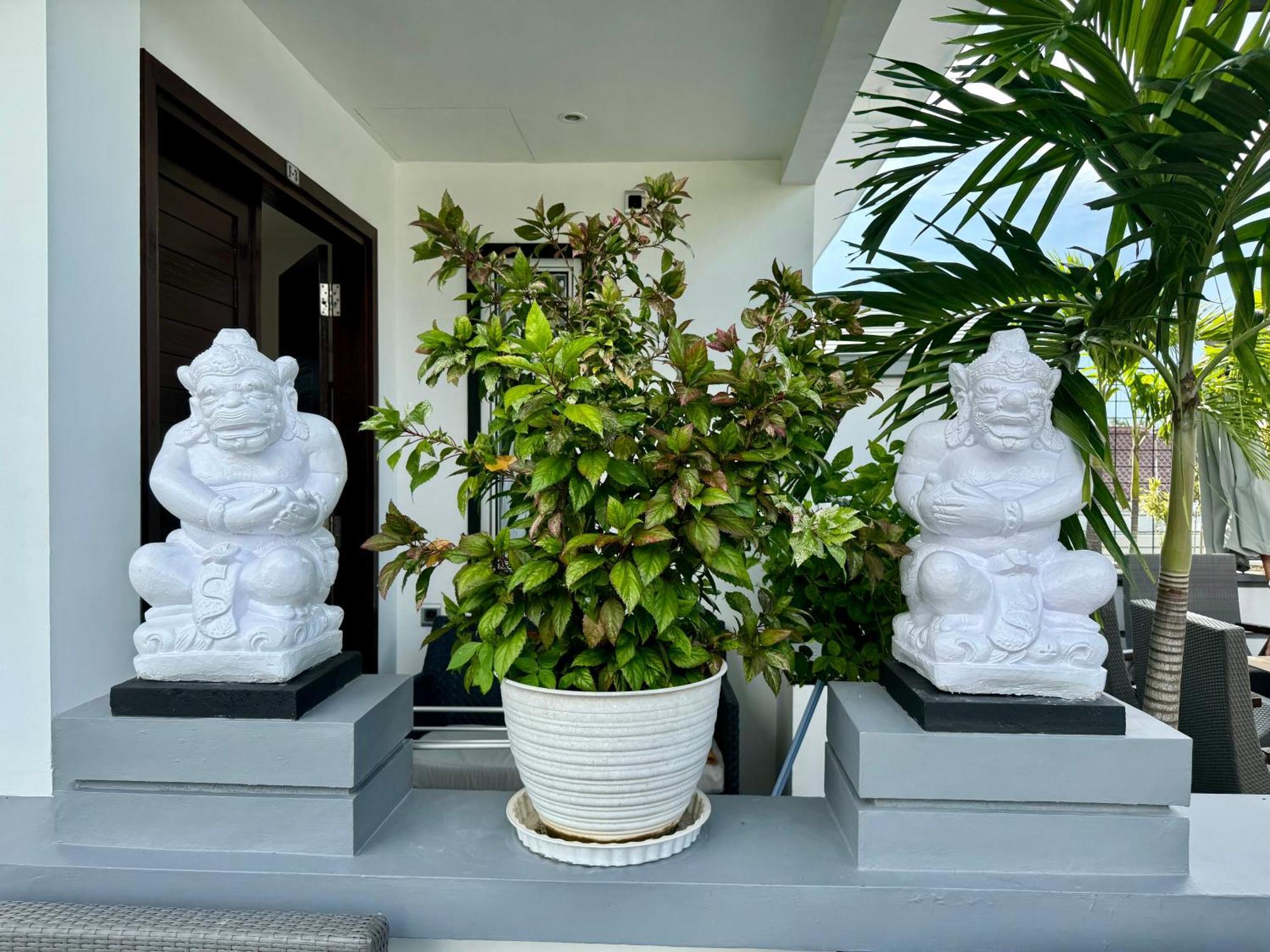 Villa Rumah Putih Abu Abu Senggigi Luaran gambar