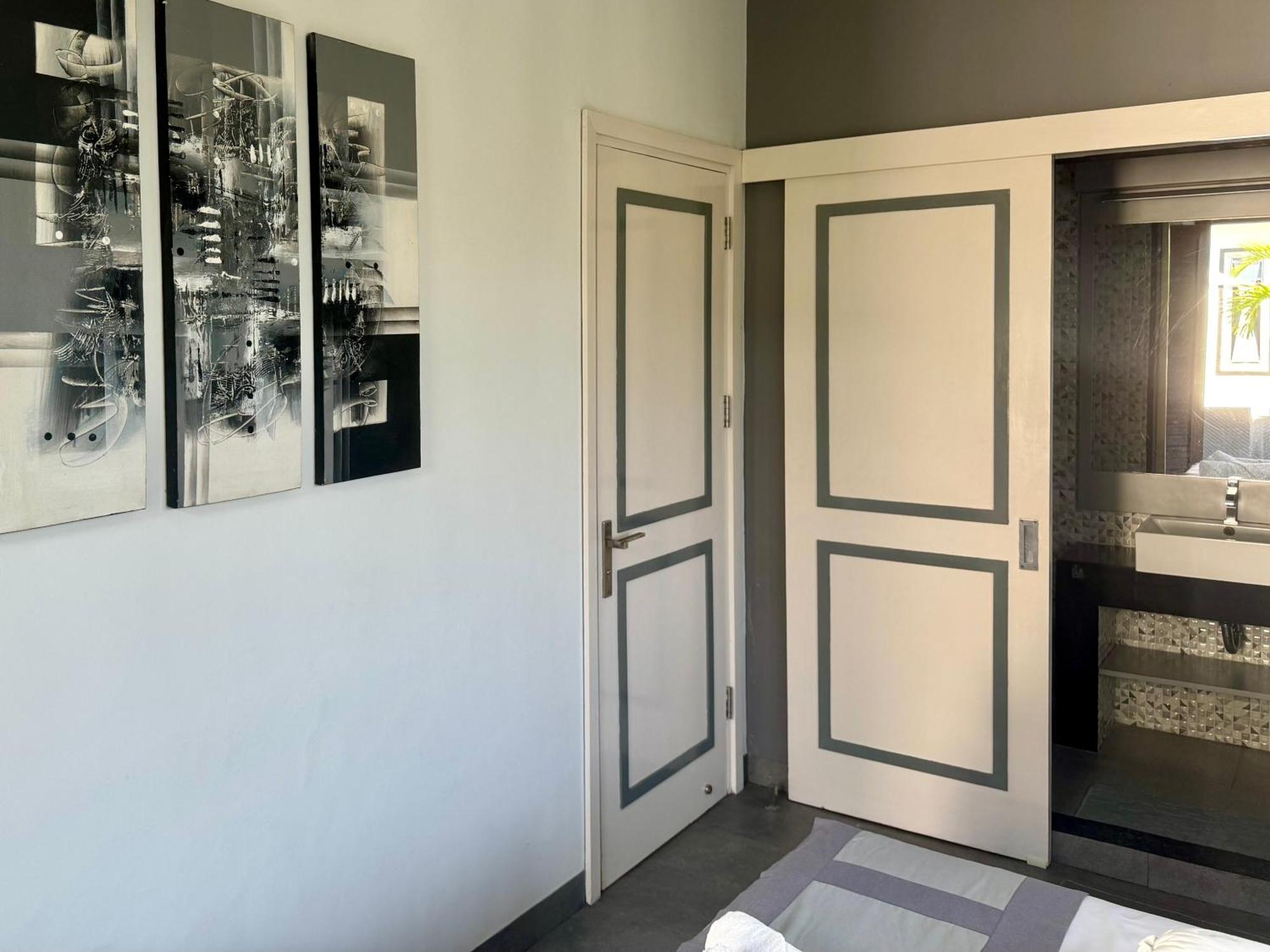 Villa Rumah Putih Abu Abu Senggigi Luaran gambar